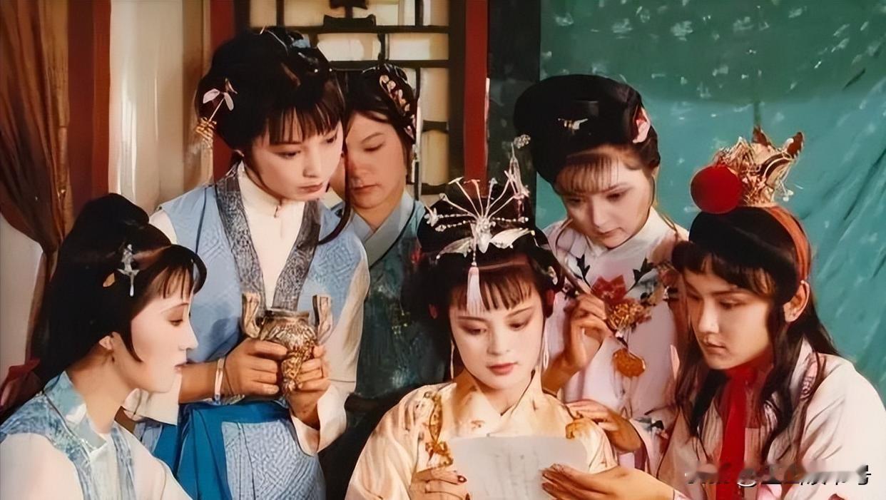 曹雪芹好像都猜到后世读者会说什么，所以预先藏起耳光，一抽一个准。王夫人问黛玉用