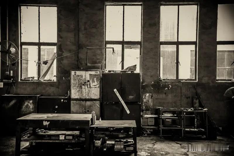 十几年前我坐办公室，空调开太低还得披件外套。现在我在车间里，四十度，戴口罩，