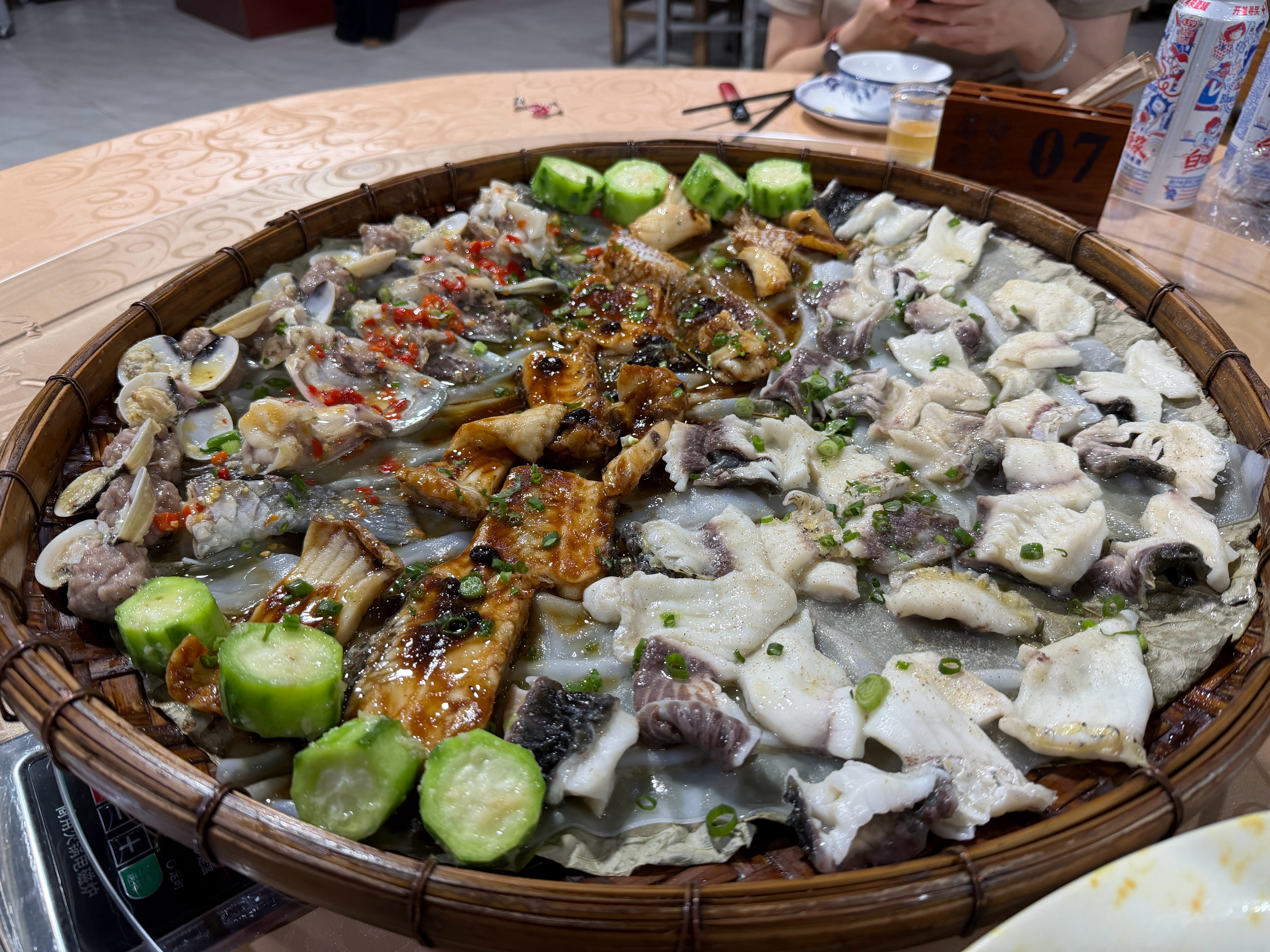 这个三色筲箕鱼真不错，一鱼多吃，味道极佳，底下铺的肠粉更好吃，大家有机会一定要尝