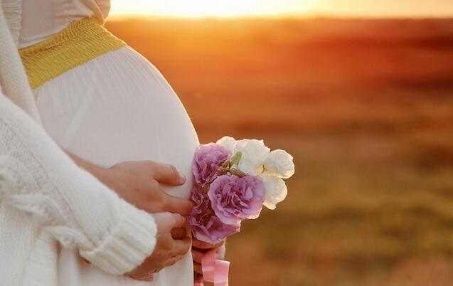 23岁产妇顺产后, 老公只顾看儿子, 医生掀开产妇被子吓得腿软