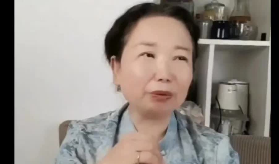 老杜说写两句就止不住流泪老杜在熊磊今天发的作品下面留言，老杜说，今天是cc的