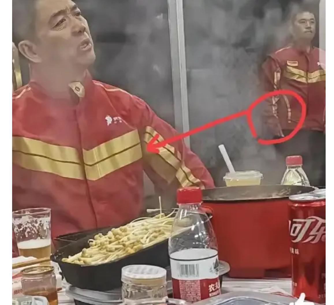亿万富豪出门果然是有保镖的，画面角落里有个站的笔直肌肉紧绷的人，大家把酒言欢其乐