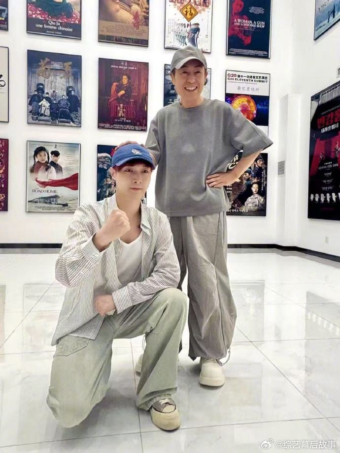 张艺谋张艺兴同框一整个爱住这同框画面！张导自带气场，张艺兴乖巧又讨喜，都是艺家