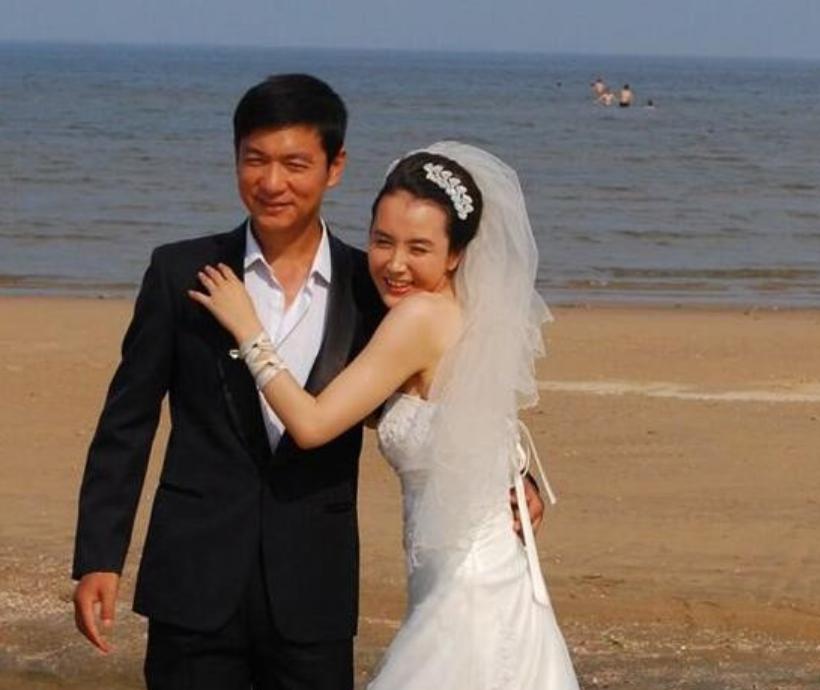 北影学生邢佳栋，因为替女同学出头打架，被开除了。就这一下子，前程断了。开除后，他