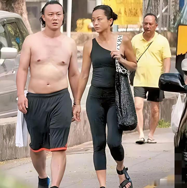 当年，陈奕迅光着膀子和妻子徐濠萦一起逛街，身上的肥肉一览无遗，完全没把自己当成明