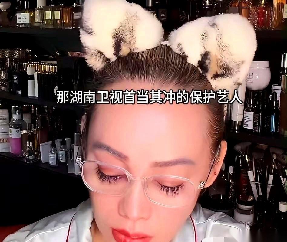 8月25日晚的直播里，宁静一开口，直接把芒果台在内娱横行多年的“底牌”翻到了桌面