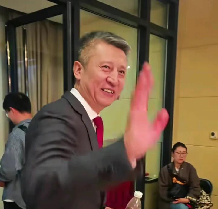 其实是该赢下的比赛，其实最后一分钟胜利的天平已向中国队倾斜，只是中国男篮的运气似