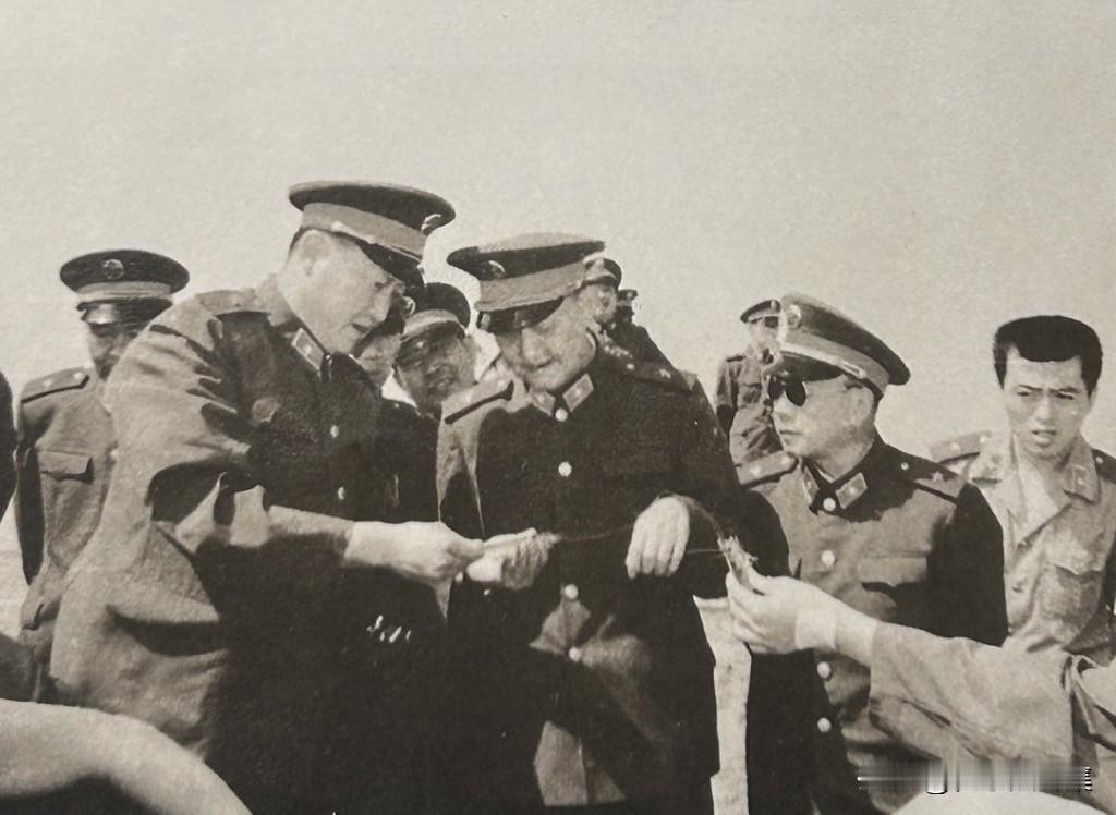 1986年，洪学智视察天津警备区养虾场的照片。此时的洪学智正担任中央军委副秘书长