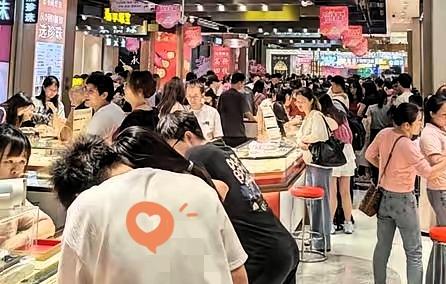 金价一跌，深圳水贝被挤爆了国际金价回落，深圳水贝的金价跟着跳水。挂牌价一度降