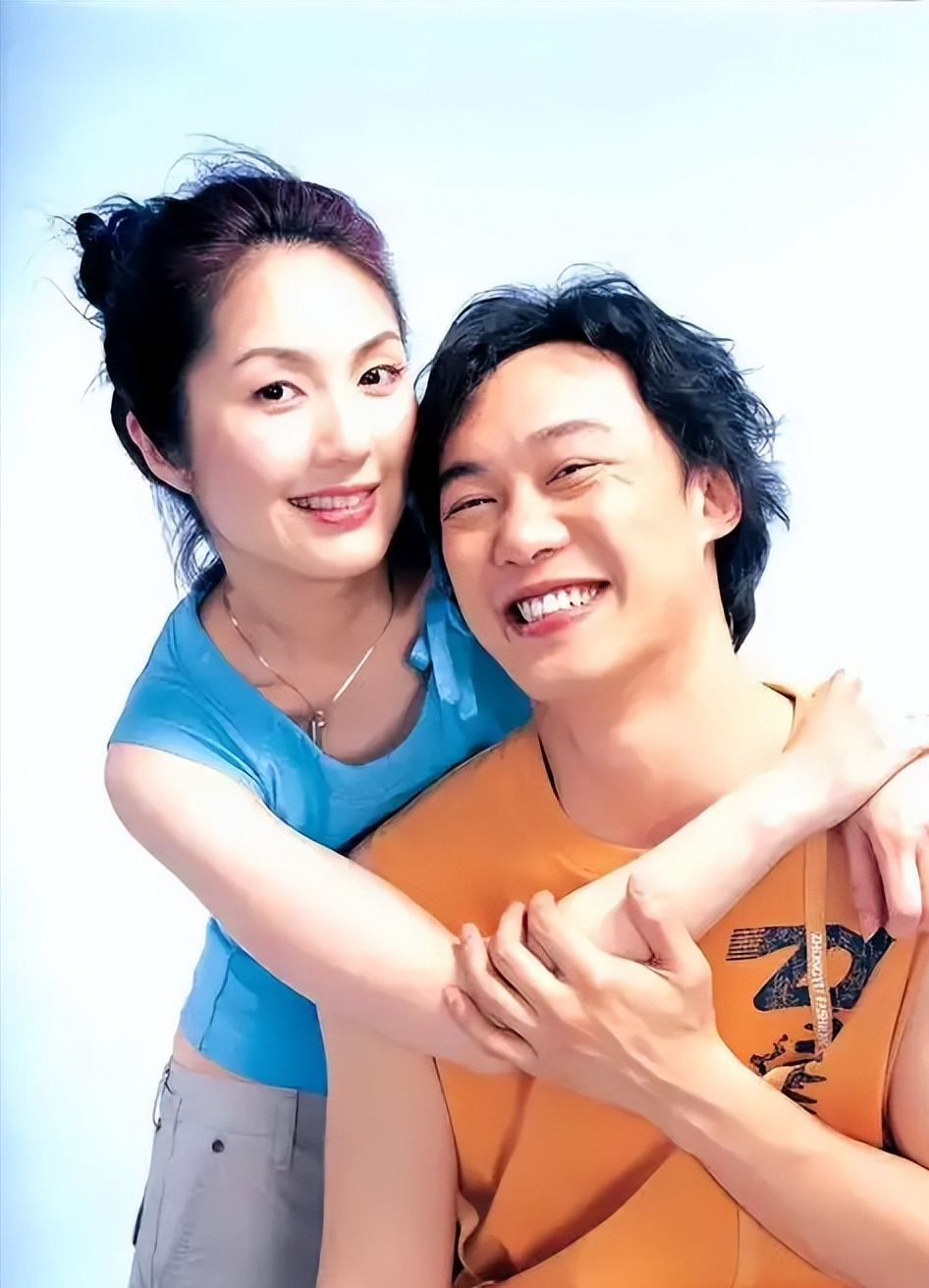 2002年，陈奕迅意外从舞台摔落，要害部位磕到舞台角上，医生说：“你可能失去生育
