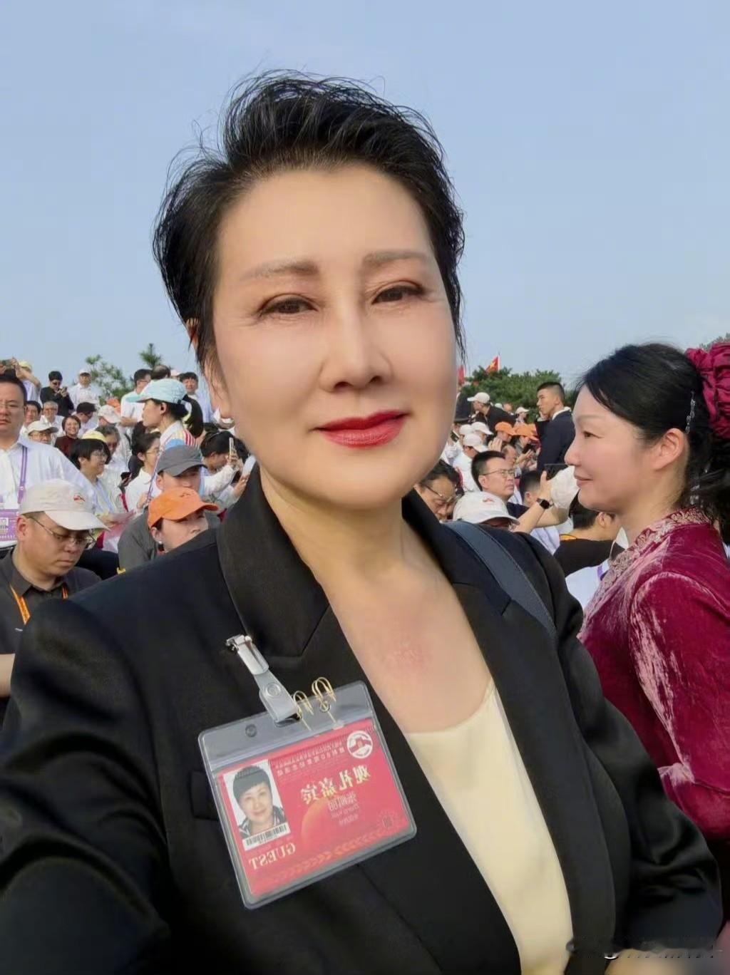 62岁国家一级演员张凯丽不简单，她是演艺圈为数不多受邀观看九三阅兵的演员，她表示