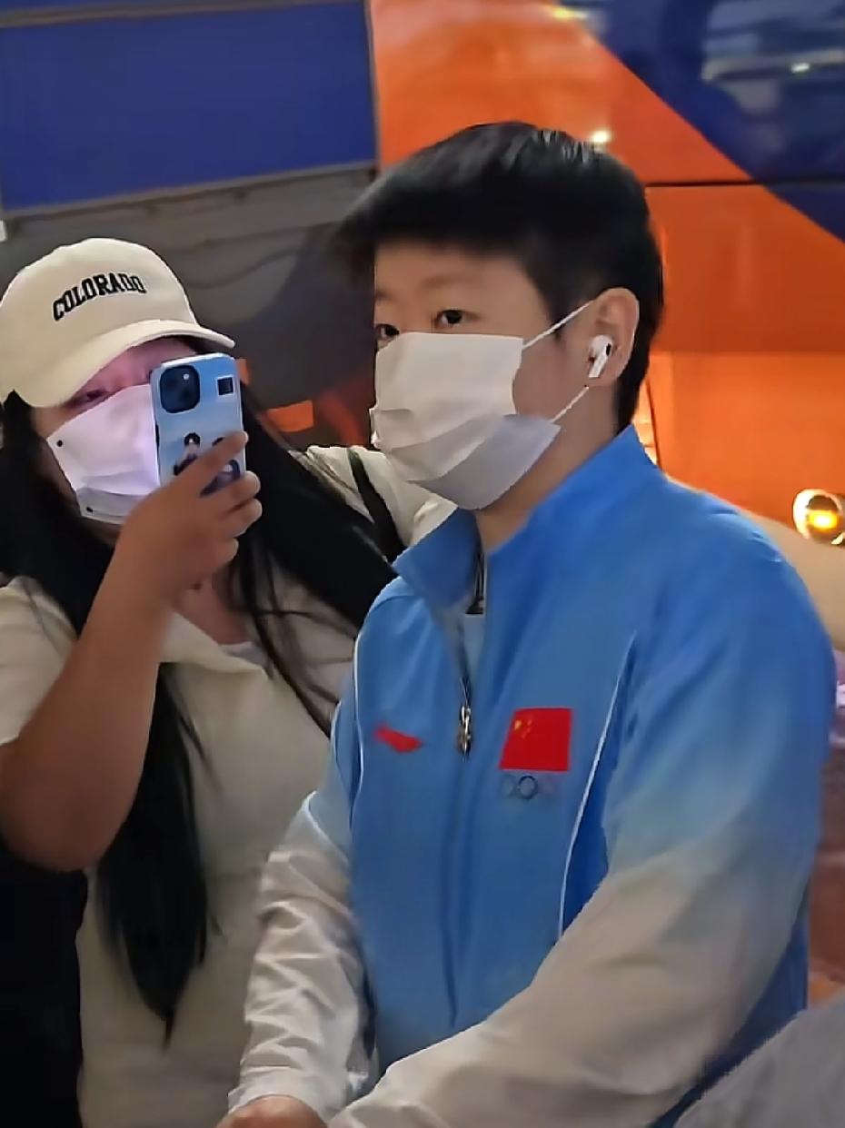 窒息，请离我莎远点儿吧虽然我喜欢看到莎莎但是，也别这样怼脸拍别这样围堵她吧