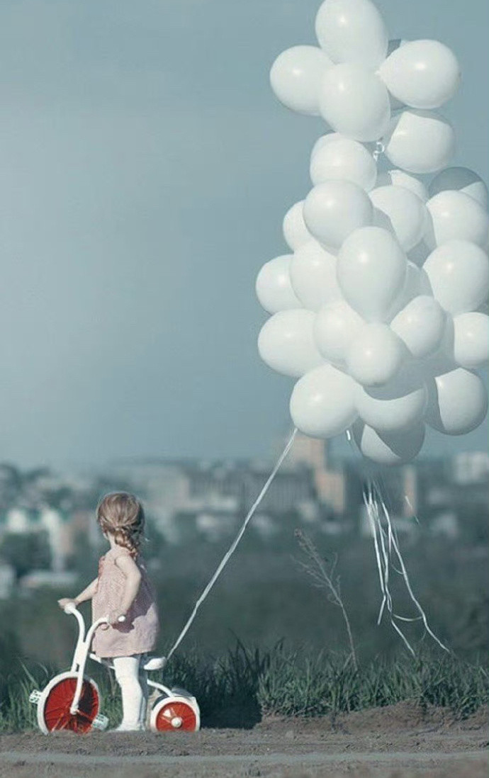 怎么教育孩子，父母的态度决定孩子的未来：1、第一：不许哭，改成——哭完了和我说