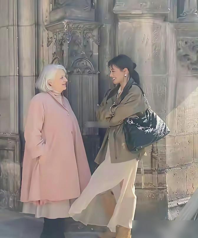 马思纯和外国老太太的图片全网疯传。到底是抓拍还是摆拍。法国人的优雅时髦是与生俱来