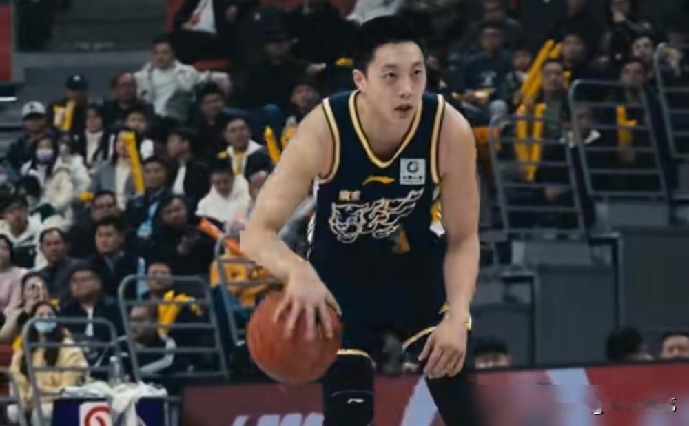 别再盯着那30%的三分命中率骂胡明轩了。你真以为郭士强选人，是看数据表？太天