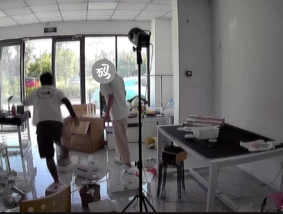 山东某米车主发文称:两个人在店铺里面打着包，停在外面的车毫无征兆的自己开锁跑了，