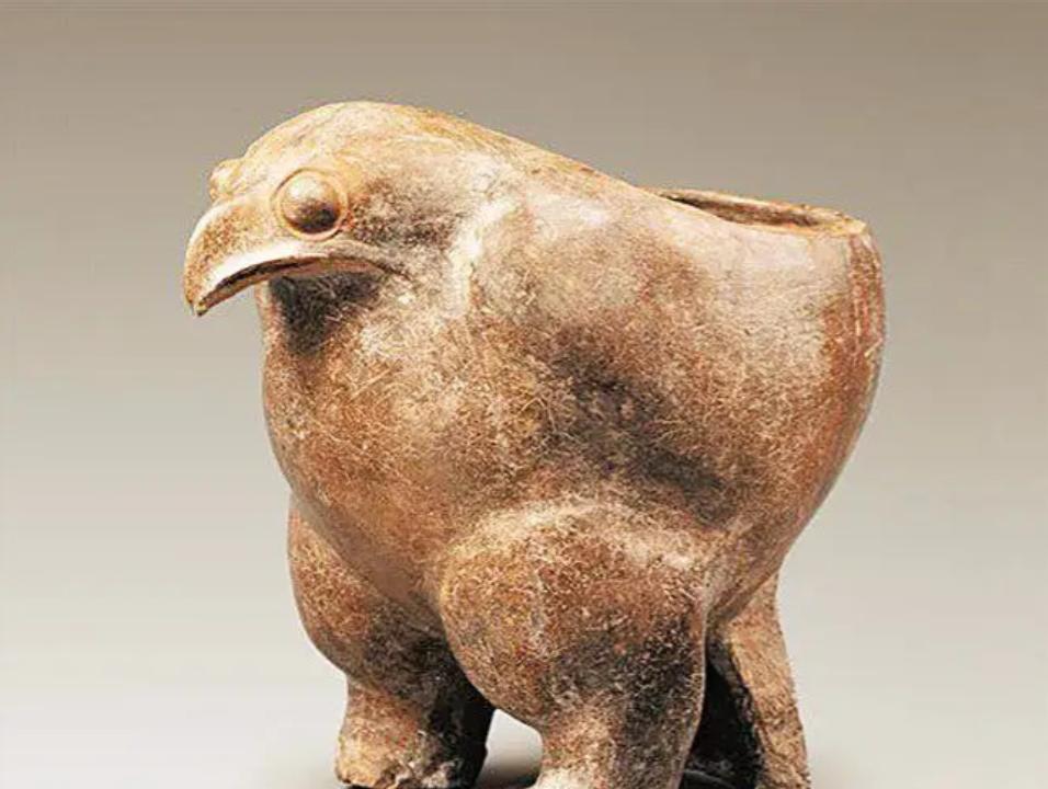 1957年，陕西的农民殷思义从屋里拿了一个新的“鸡食盆”来喂鸡。让他纳闷的是