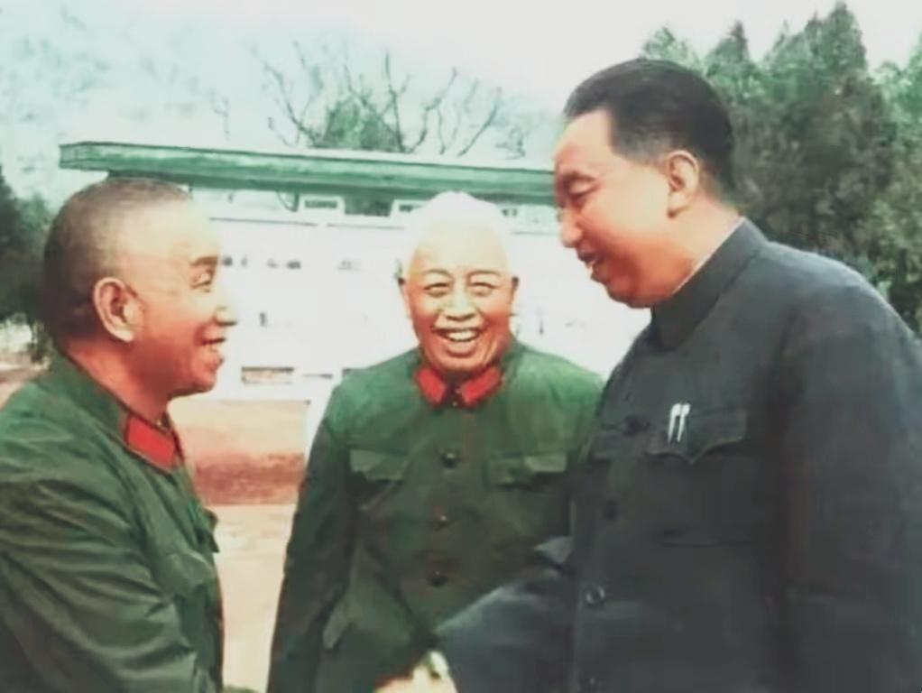 那年，华主席专程看望大将军粟裕这位“战神”，一旁站在上将军宋时轮…