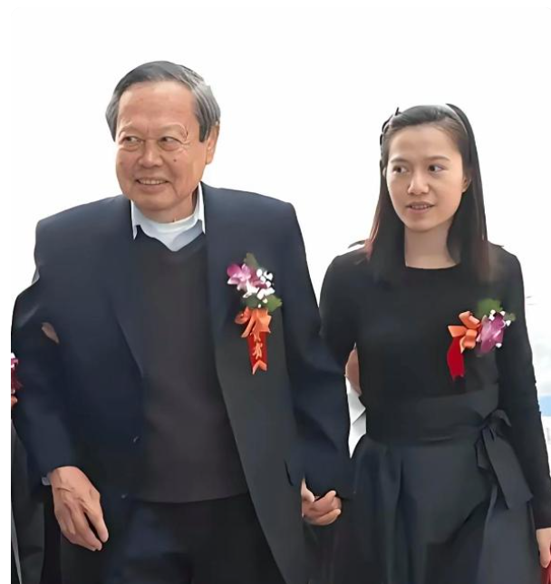 杨振宁一句“十万块你都买不起？”让翁帆僵住，转头送她相机，遗产分配戳破“图钱”谣言
