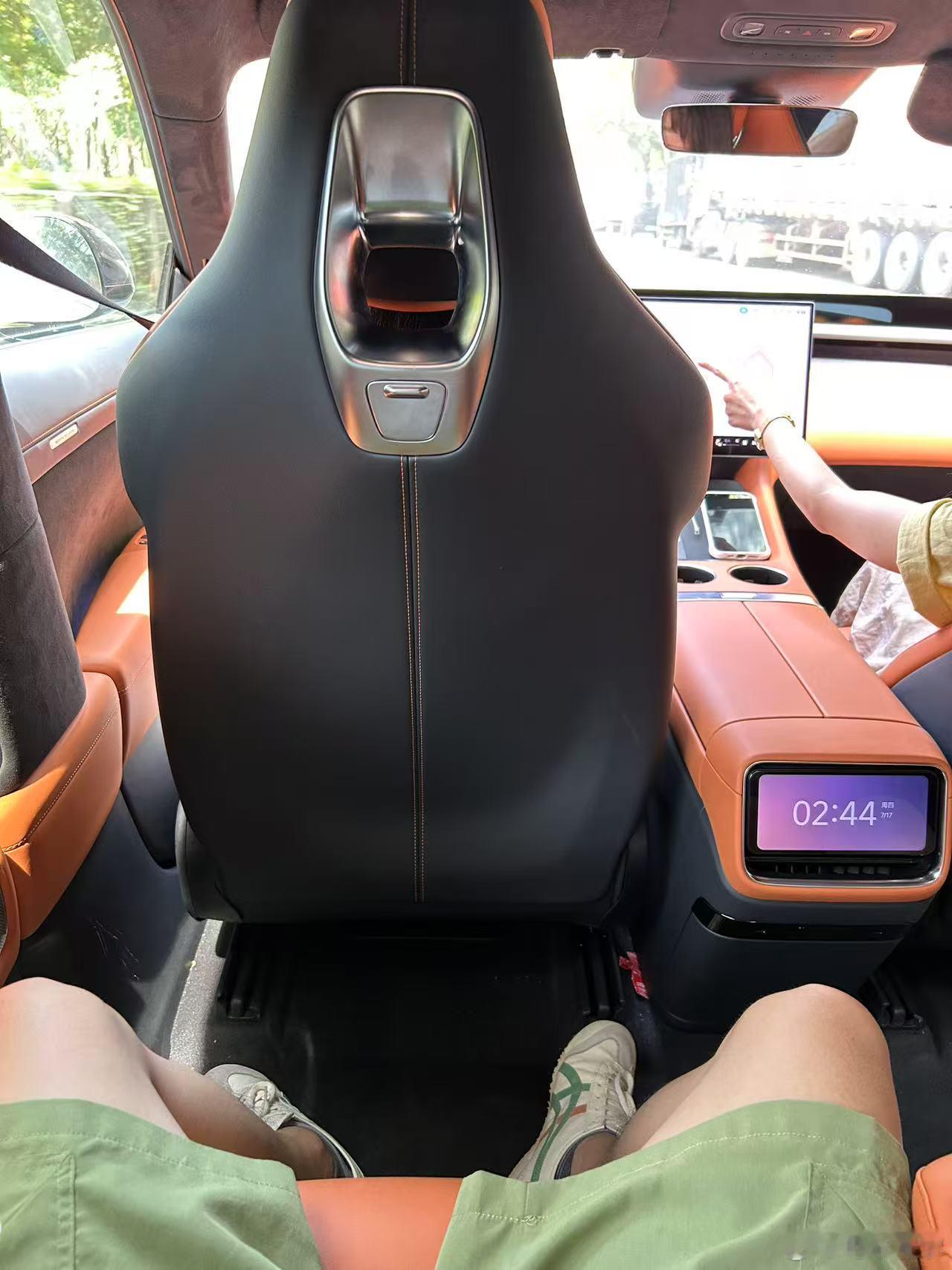 现在乐道L90和理想i8吵得这么凶，我觉得其实是把大6座SUV的
