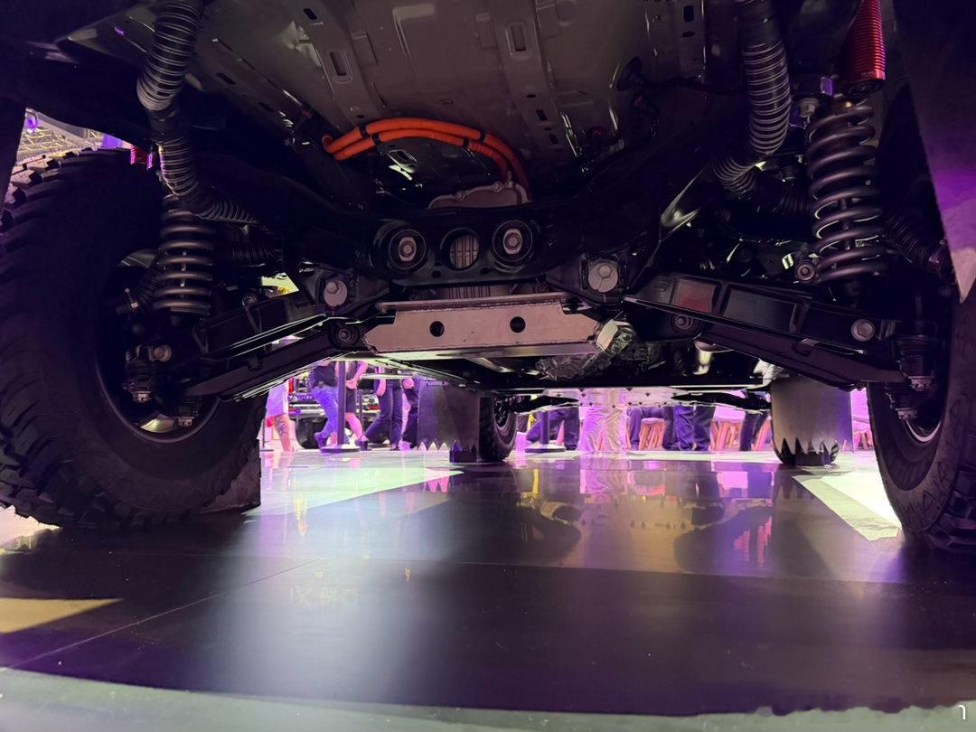 2026北京车展终于见到了坦克700环塔赛车！这车我一眼就看到后桥上的双减！两