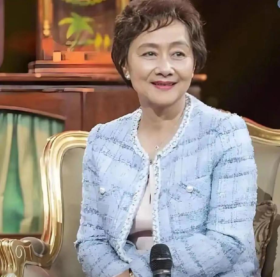 75岁，手握正师级退休待遇，拿过金鸡奖的黄梅莹，直挺挺倒在病床上。病房里静得吓人
