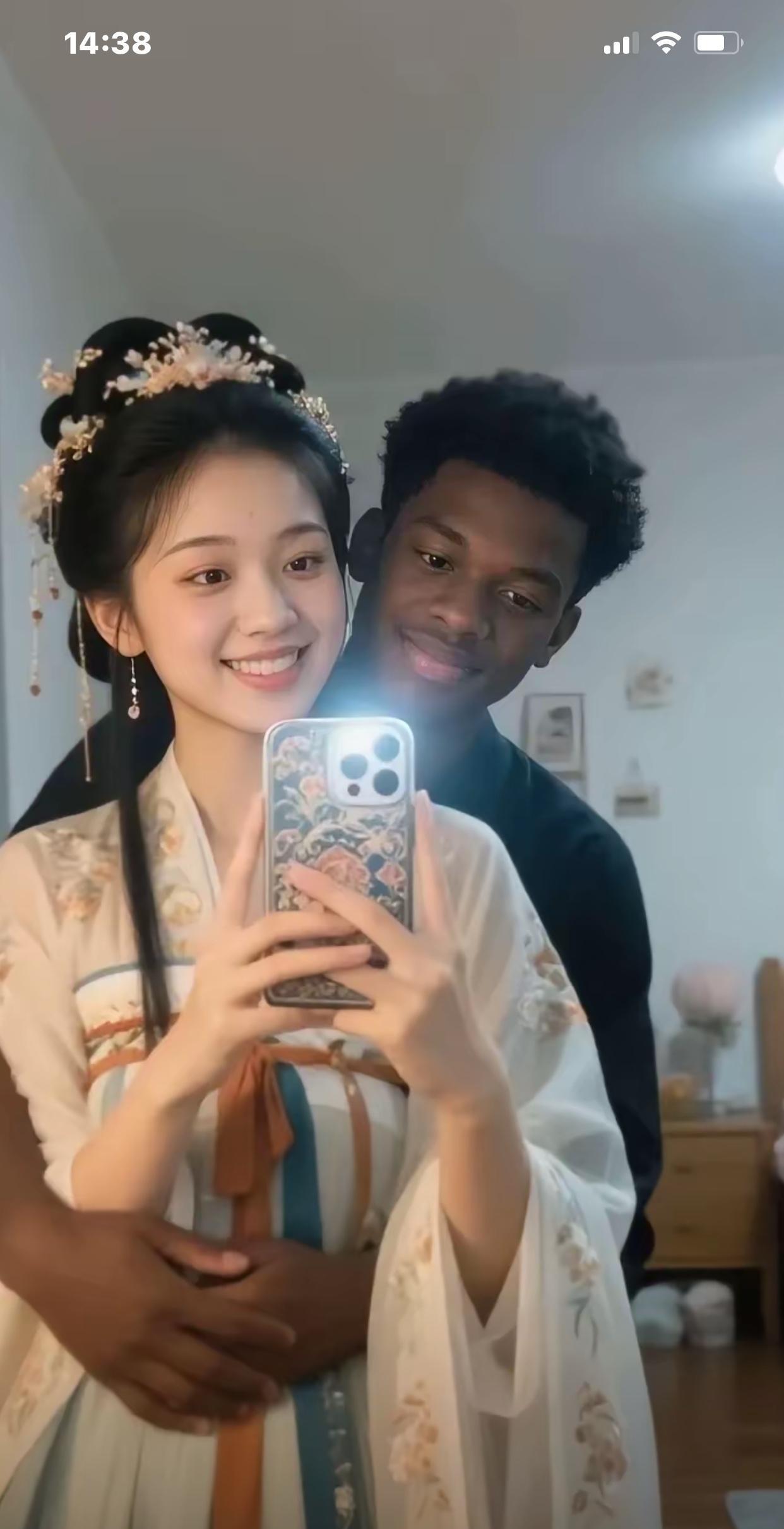 美女你在看什么呀。这么开心。