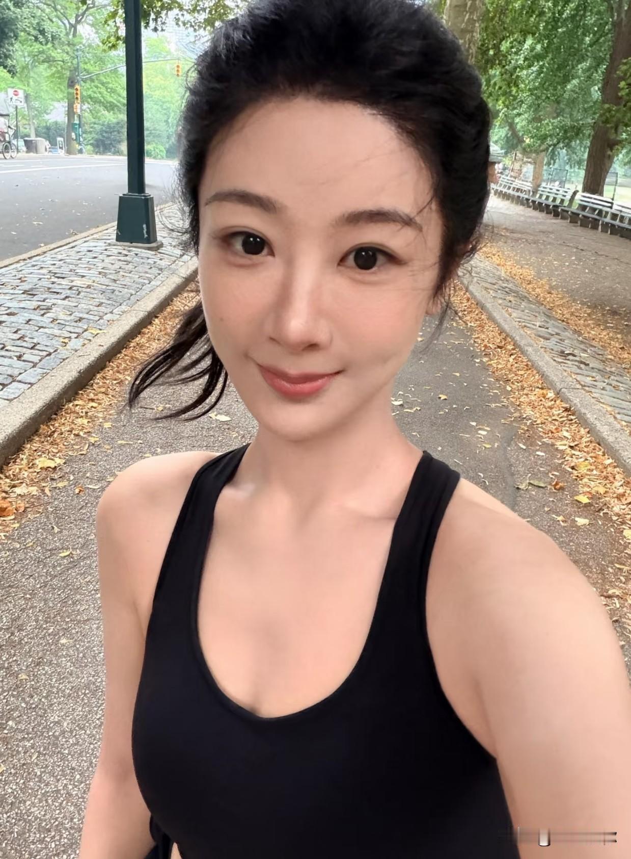 杨紫的自律毋庸置疑，坚持运动健身，身材维持得很好，晨跑照片精气神十足。只是脸部观
