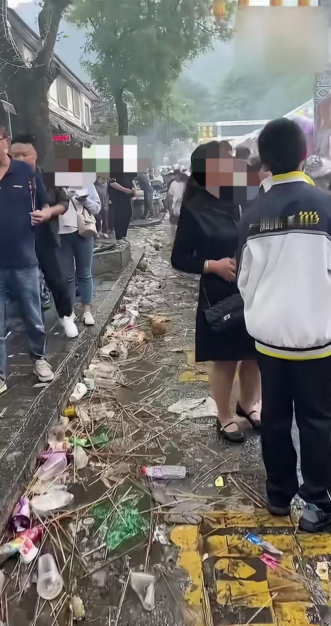 步行街热闹非凡，可满地的垃圾丢弃更让人惊掉下巴。吸引游客的意义是什么？街道的管理