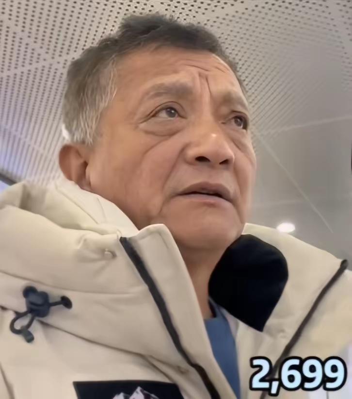 “我只是穷，又不是傻！”2023年，辽宁大爷老张，到奥莱商场买羽绒服，试了一款加