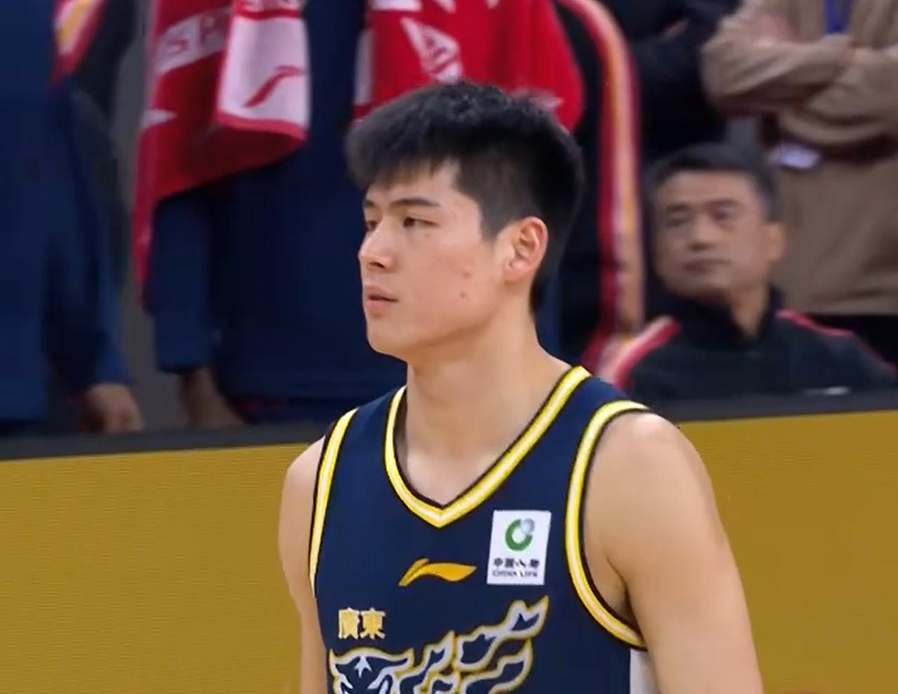 有没有发现！胡明轩很少给陈家政传球，陈家政出手的机会，大部分是外援传的。广东队