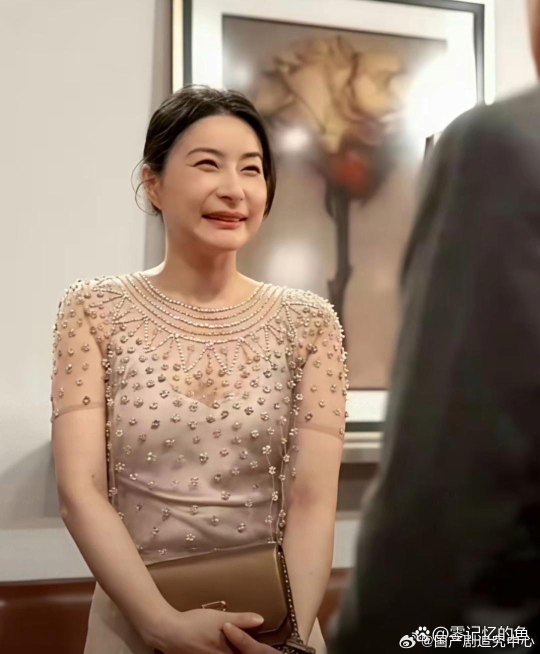 郭晶晶气质优雅，一脸福相。