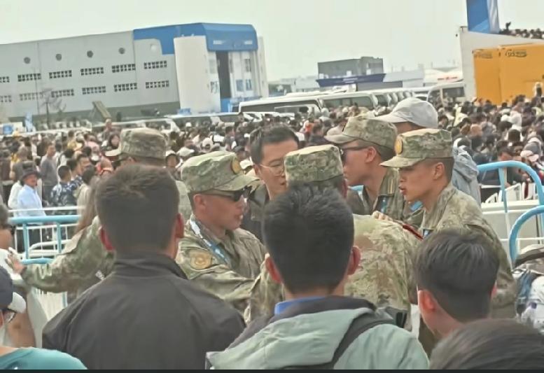 看个航展怎么还能干起来?够他吹一辈子了，几个现役兵哥哥都拦不住他现场90%的