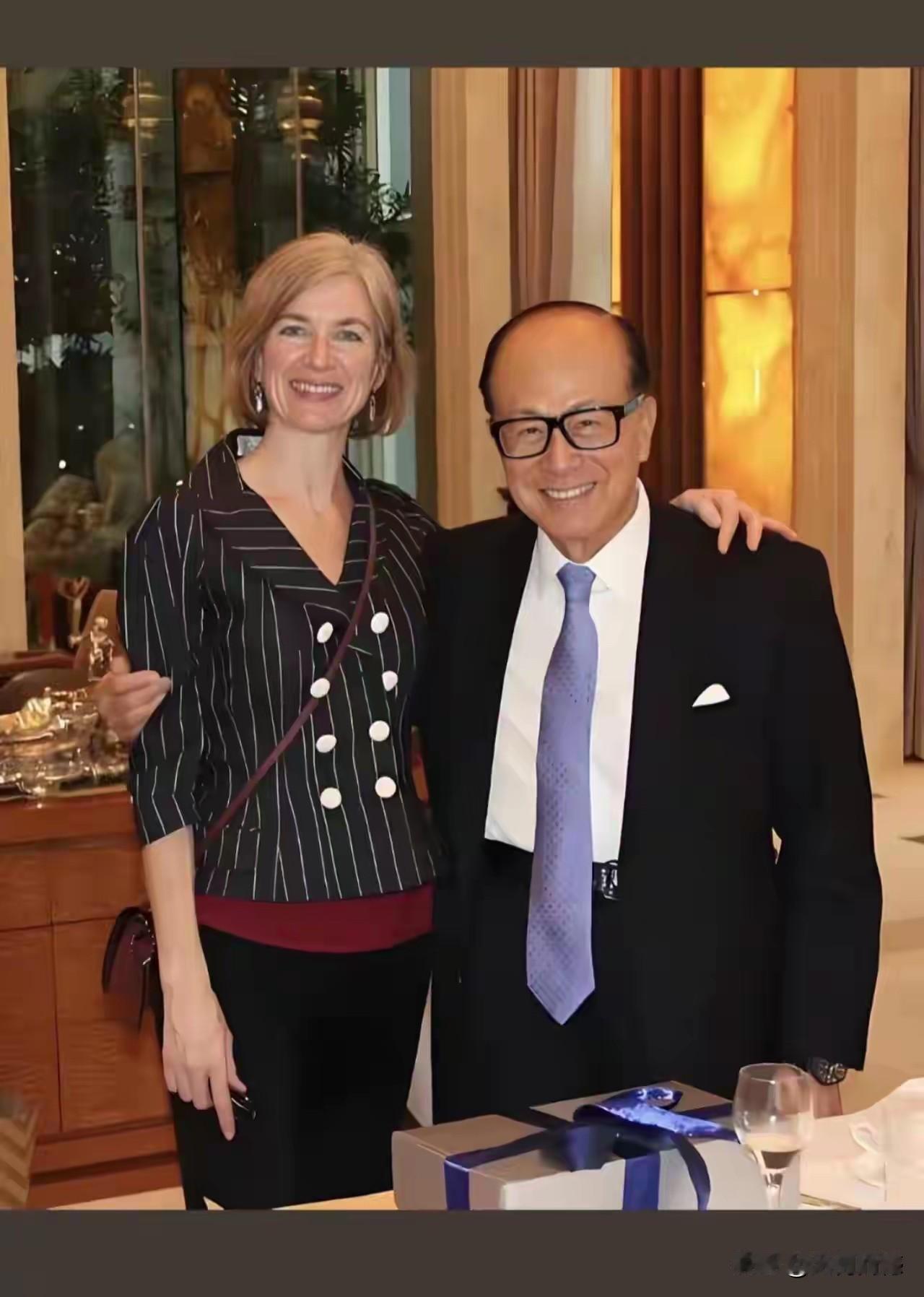 李嘉诚和这个女子是什么关系？感觉两个人的关系比较亲密。现在有人说李嘉诚是全世界最