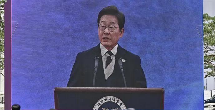 近日韩国特检组对尹锡悦执行拘捕令，尹锡悦脱下囚服只穿内衣躺在拘留所地板上拘捕，与