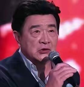 偶然看到周里京近照，满心唏嘘。七八十年代，他可是家喻户晓的银幕男神，人气不输唐