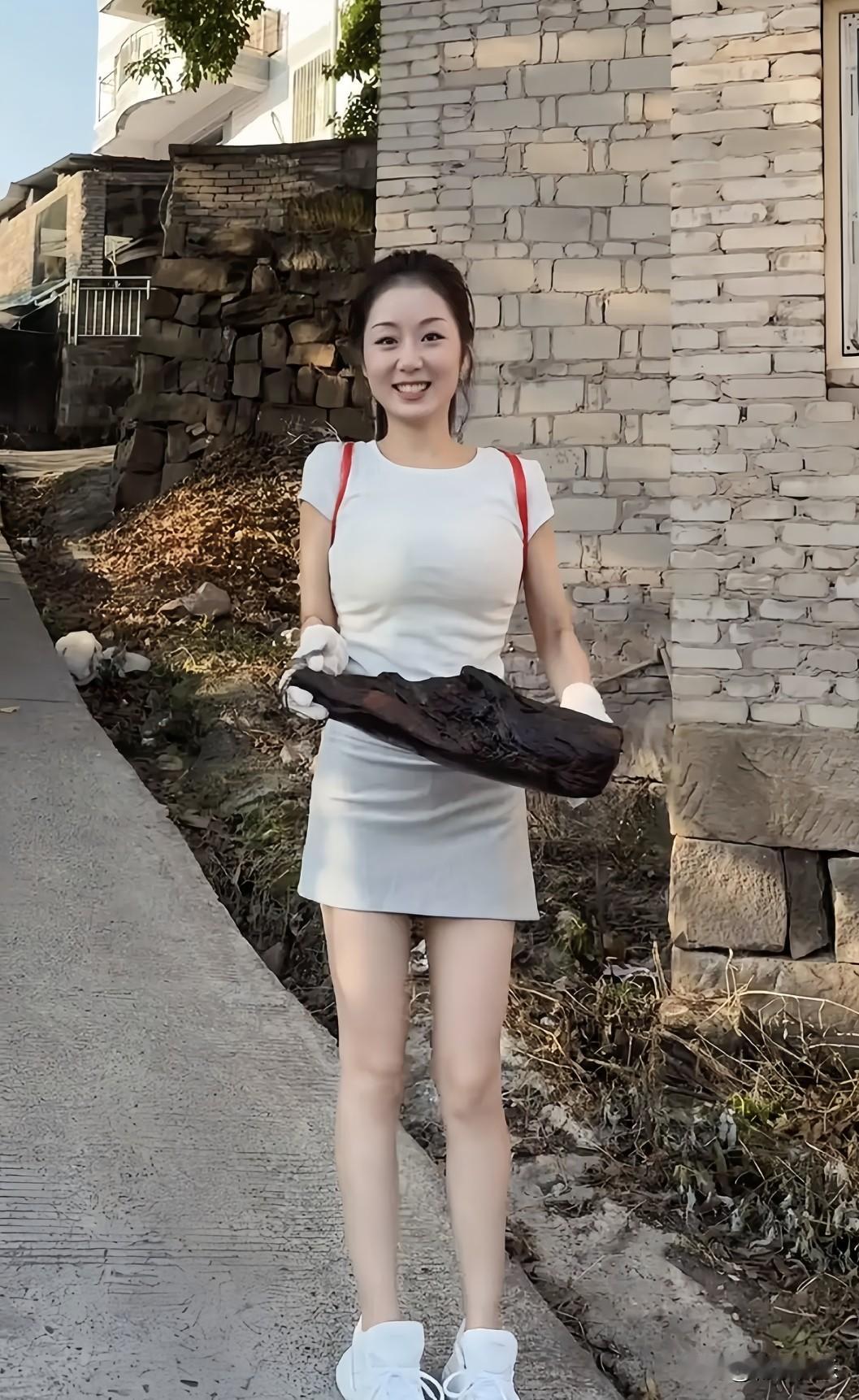 夏日穿搭指南：小姐姐身穿白色连衣裙，搭配红黑配饰，清新又时尚！🌞👗👠一张自