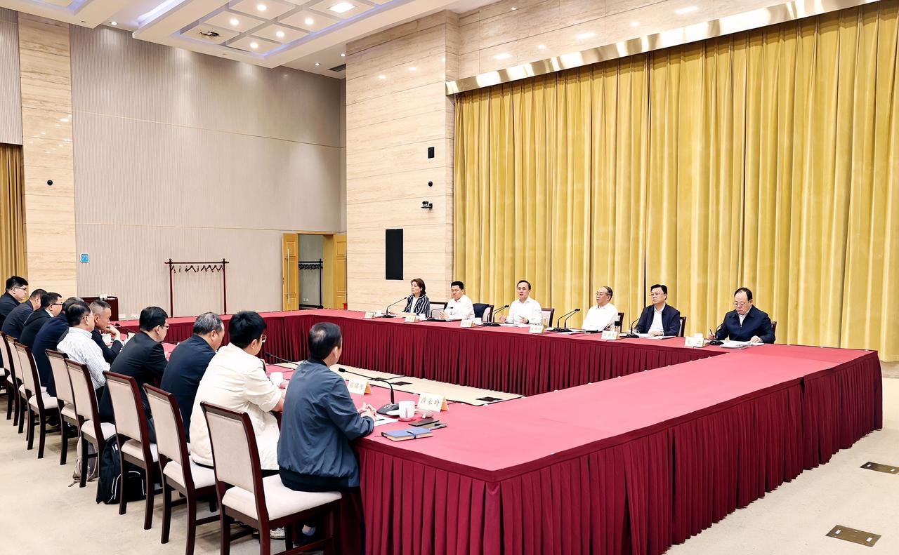 #高看徐州#9月23日，徐州市召开企业和科研院所座谈会，听取对徐州“十五五”时