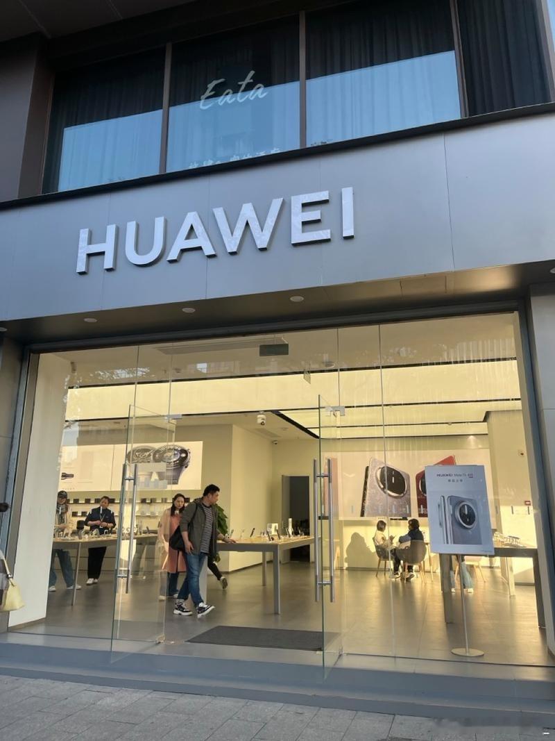 华为Mate90还没开发布会，线下已经热闹起来了。9月25日起样机分批到店，部分门店闭店后开箱、第二