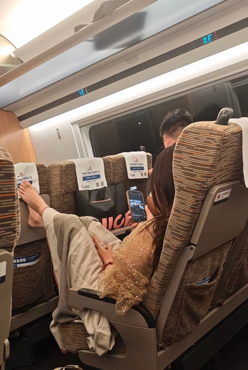 今天坐高铁到河北邯郸出差，一上车就看到美女这么翘着脚，人长的是很漂亮，可这形象把