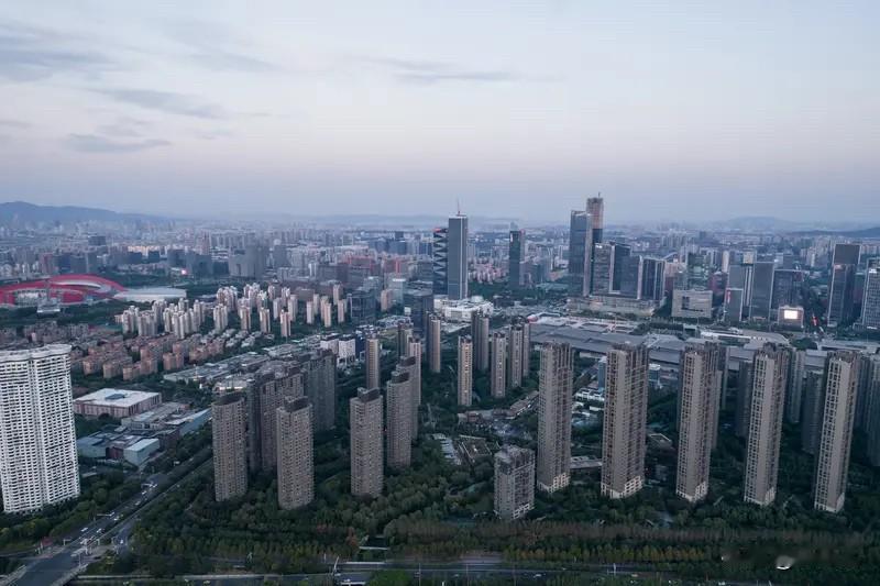 南京楼市：很多南京房东还在焦虑房价持续下滑，但现在的市场信号已经很明确：这座城