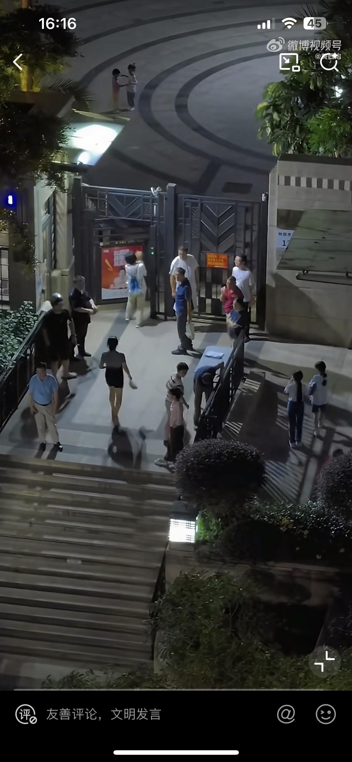 深圳福田千万小区白嫖外卖的女子现身。在警察的见证下，向外卖小哥解释，申请退款的是