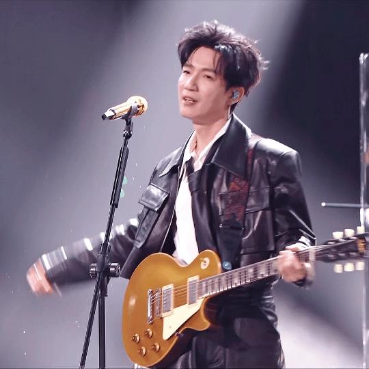 陈楚生唱完《未来的主人翁》把拨片扔向了观众，这是他演唱会的保留项目[大笑]！上
