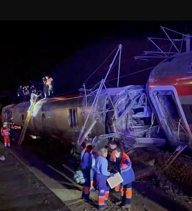 18日晚，一列搭载300余名乘客、从马拉加驶往西班牙首都马德里的高速列车，行驶至