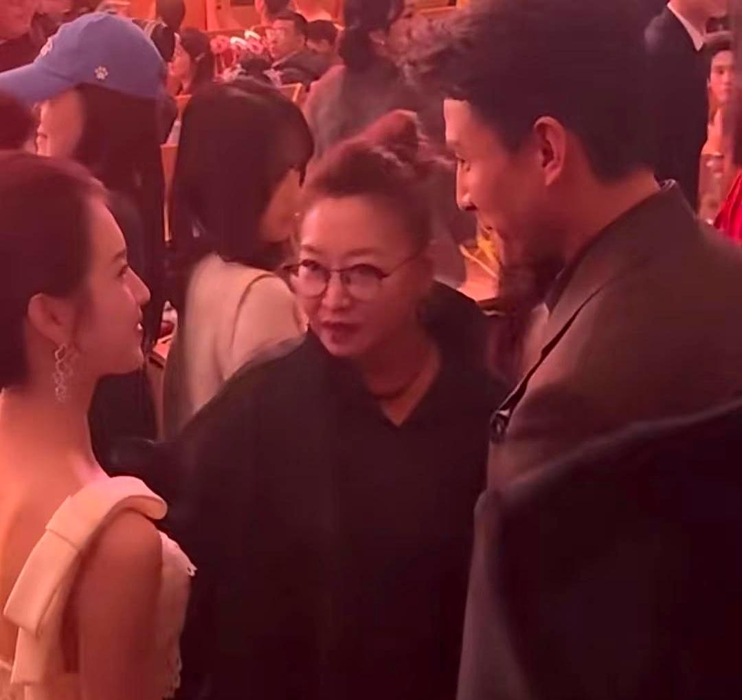 看了太原红果盛典的现场生图，这对CP粉心碎的声音简直震耳欲聋，明明俩人就挨着坐，