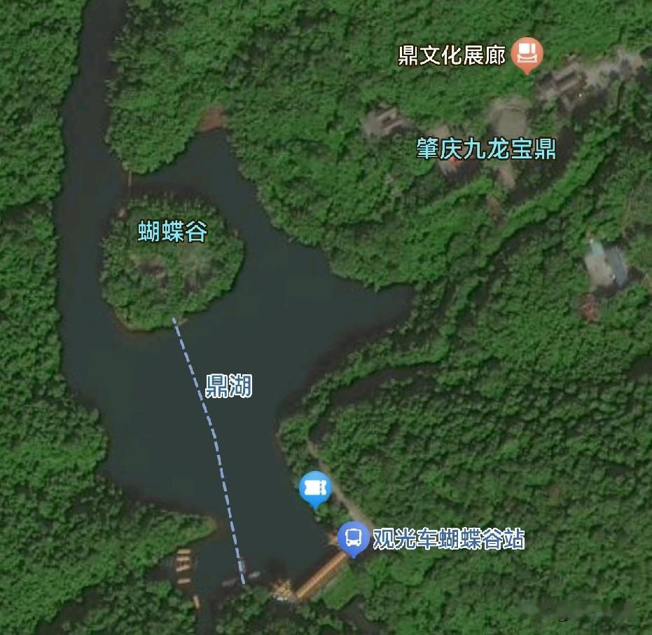 肇庆鼎湖区，名字源于顶湖山，山顶真的有湖。因为四周三峰如鼎，后来顶湖山改名为鼎湖