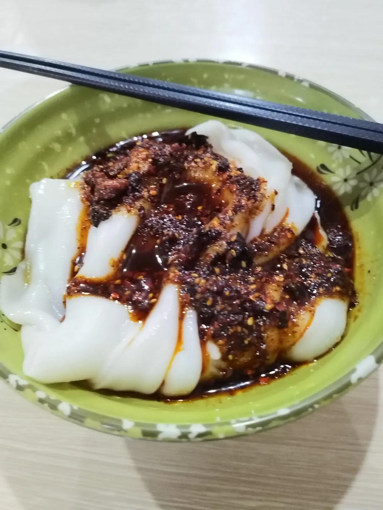 路边宝藏小馆，专卖热米皮菜豆腐，吃过那么多家热米皮，这是唯一一家让我感觉真正好吃