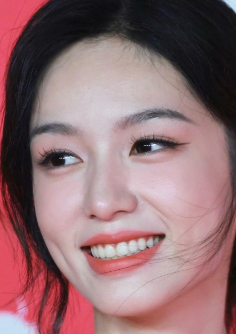 周也冷脸vs笑脸，哪个好看？​​​