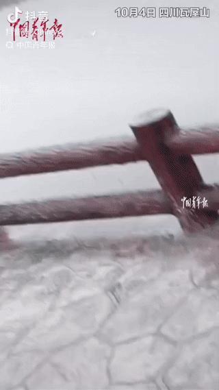 “解释不清了！”10月12日报道，男子爬到瓦屋山顶，竟然意外发现鸳鸯池起雾了，他