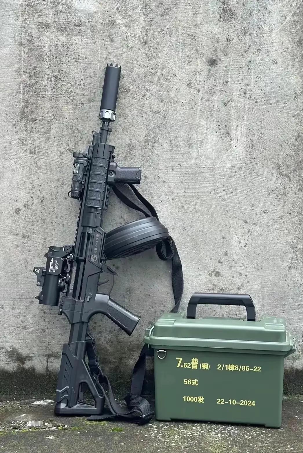 图中这两款先进的突击步枪，QBZ191，HK416，你觉得哪一款更好看一些？